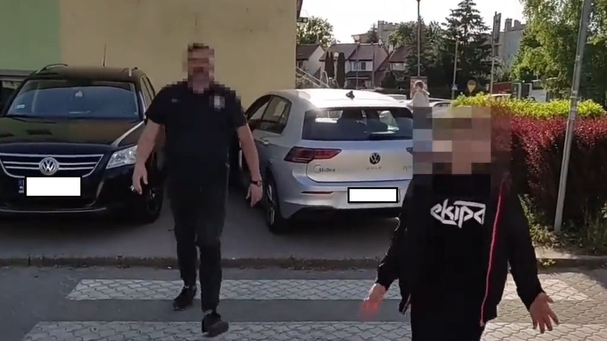 Mężczyzna wyskoczył z samochodu i ruszył w kierunku nagrywającego