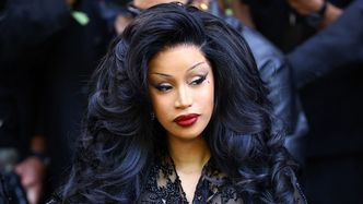 Cardi B została POZWANA przez swoją fankę: "Gwałtownie rzuciła mikrofonem prosto w powódkę"