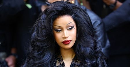 Cardi B została POZWANA przez swoją fankę: "Gwałtownie rzuciła mikrofonem prosto w powódkę"