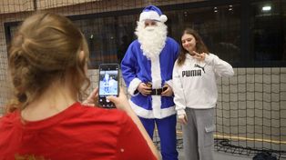 Świętochłowice: Do miasta przyjechał Niebieski Mikołaj. Fani Ruchu Chorzów przygotowali imprezę mikołajkową z udziałem piłkarzy