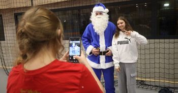 Świętochłowice: Do miasta przyjechał Niebieski Mikołaj. Fani Ruchu Chorzów przygotowali imprezę mikołajkową z udziałem piłkarzy