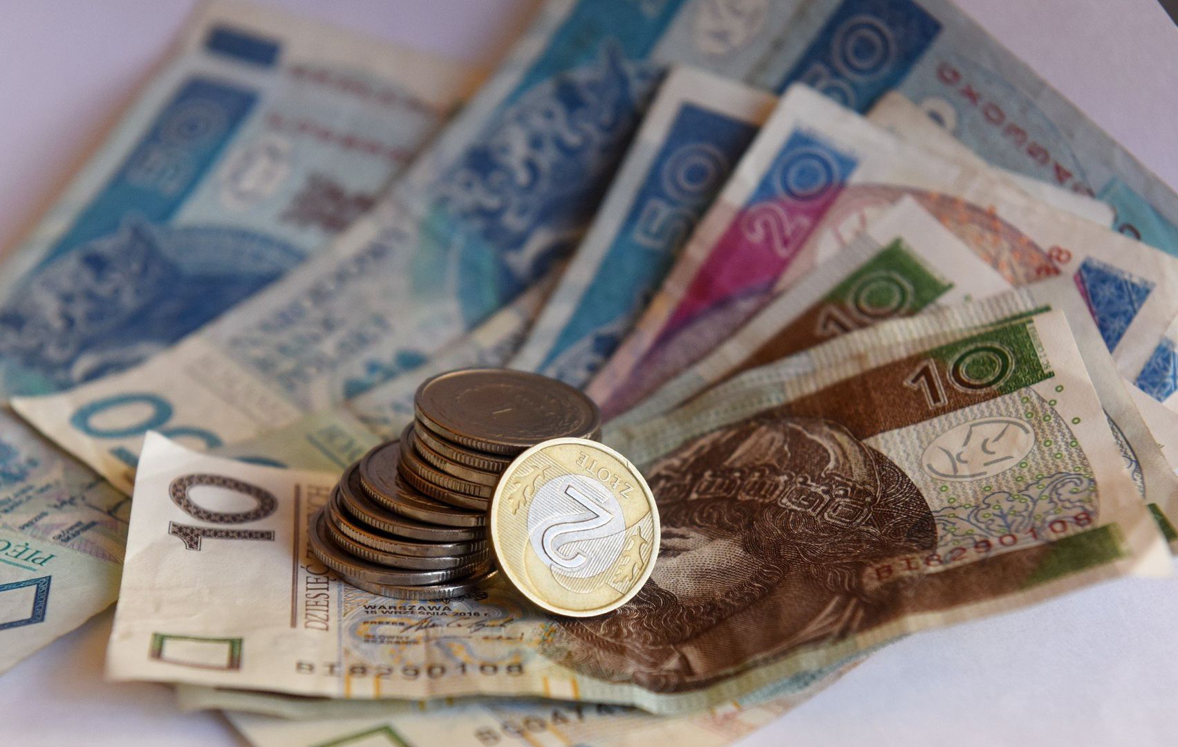 Gdy rząd zgodził się na taką propozycję, to płaca minimalna 2026 wynosiłaby:5020 zł brutto,3752 zł netto (na rękę).