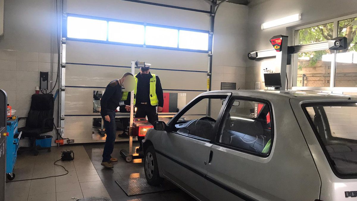 Nie każdy przegląd jest uczciwy. Czasem policja musi weryfikować podejrzaną pieczątkę kolejnym badaniem wykonanym przy funkcjonariuszu - zdjęcie ilustracyjne