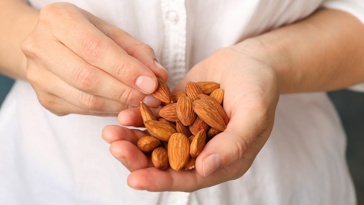 Wyjaśniamy, kiedy warto moczyć migdały.
