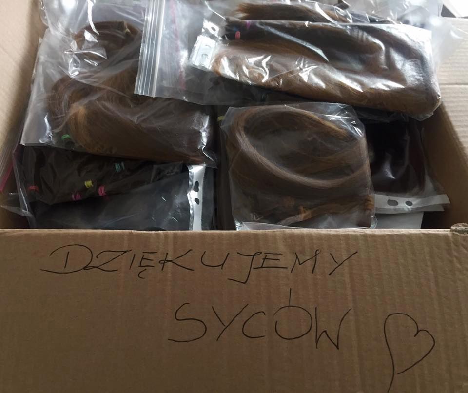 Włosy 42 dzieci oddane na peruki