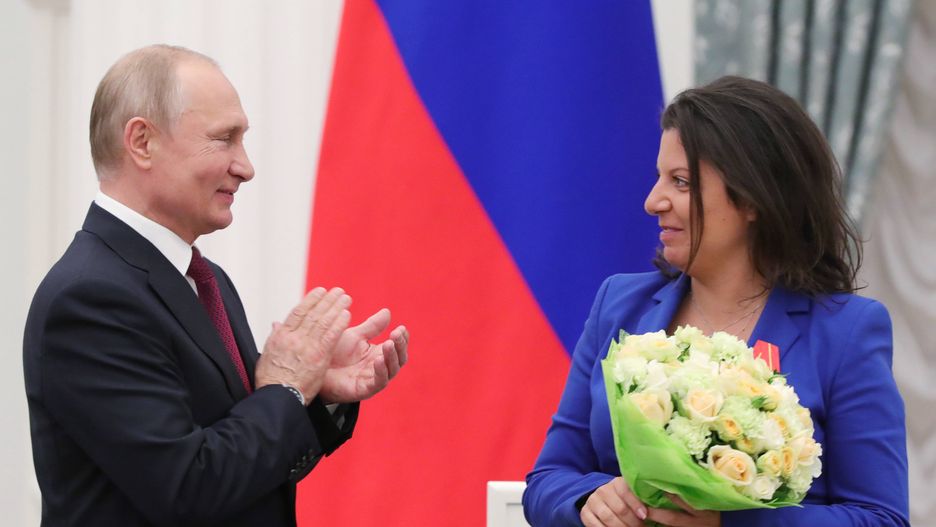 An awarding ceremony in the Kremlin, Moscowepa07594391 Russian President Vladimir Putin (L) applauds after decorating editor-in-chief of Russian broadcaster RT Margarita Simonyan (R) with the Order of Alexander Nevsky during an awarding ceremony at the Kremlin in Moscow, Russia, 23 May 2019. Over 30 orders, medals and honorary titles will be presented to notable Russian citizens and a number of foreign nationals at the Kremlin's St.Catherine Hall by Russian President.  EPA/MICHAEL KLIMENTYEV / SPUTNIK / KREMLIN POOL Dostawca: PAP/EPA.MICHAEL KLIMENTYEV / SPUTNIK / KREMLIN POOL