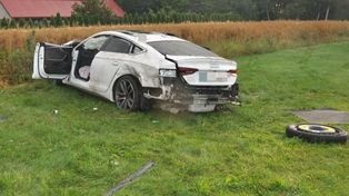 Biszcza: Pijany 19-latek jadąc Audi uderzył w samochód, wypadł z drogi i potrącił pieszego