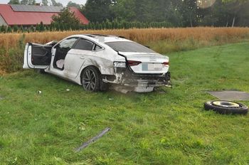 Biszcza: Pijany 19-latek jadąc Audi uderzył w samochód, wypadł z drogi i potrącił pieszego