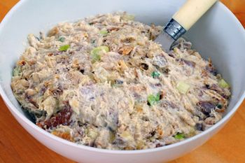 Klasyk PRL podkręcam kilkoma dodatkami. Pasta kanapkowa wychodzi tak pyszna, że nikt nie pyta o wędlinę