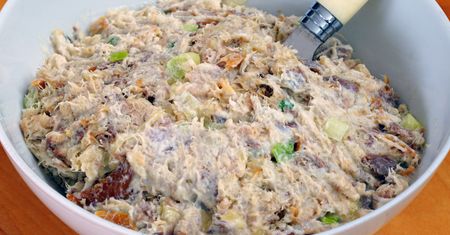 Klasyk PRL podkręcam kilkoma dodatkami. Pasta kanapkowa wychodzi tak pyszna, że nikt nie pyta o wędlinę