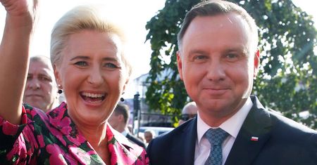 Duchowny powitał Agatę Dudę jak gwiazdę Hollywood! Ogromnego prezentu nie udało się ukryć, chociaż Pierwsza Dama od razu schowała go w aucie