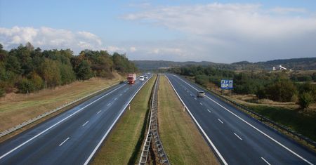 Kolizja na A4 z udziałem amerykańskiego konwoju. Utrudnienia