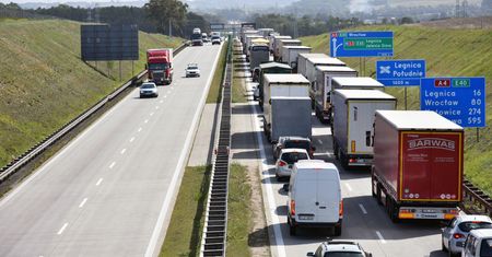 Wypadek na A4. Zderzenie lawety i ciężarówki, są korki i utrudnienia