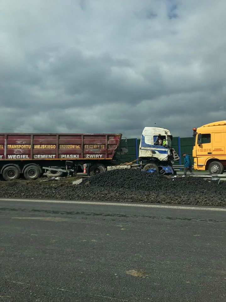 Groźny wypadek na A4. Kilkadziesiąt ton węgla na jezdni