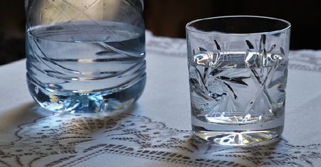 Wiele osób pije wodę z tym dodatkiem, by szybko schudnąć. Ekspertka ujawnia prawdę