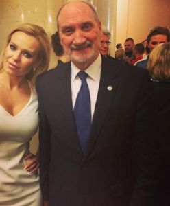 Doda pozuje z Antonim Macierewiczem na premierze filmu "Historia Roja"