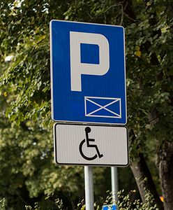 Mimo wysokich kar nie brakuje nielegalnie parkujących na "kopertach"