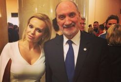 Doda pozuje z Antonim Macierewiczem na premierze filmu "Historia Roja"