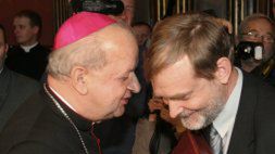 Abp Stanisław Dziwisz odbiera nagrodę z rąk redaktora naczelnego Jerzego Kłosińskiego