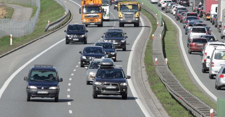 Autostrada A1 zablokowana. Ciężarówka uderzyła w bariery
