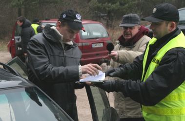 Akcja policji i celników na giełdzie samochodowej