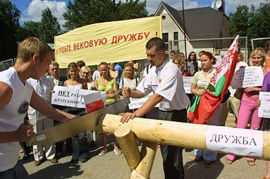 Kolejna manifestacja przed polską ambasadą w Mińsku