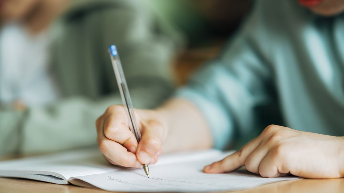 Close-up of a  boy writing with a pen in workbook
Close-up of a  boy writing with a pen in workbook. Elementary schoolboy sitting on desk and studying in classroom.
Nikada