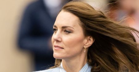 Księżna Kate w marynarce z popularnej sieciówki. Kolor to nie przypadek