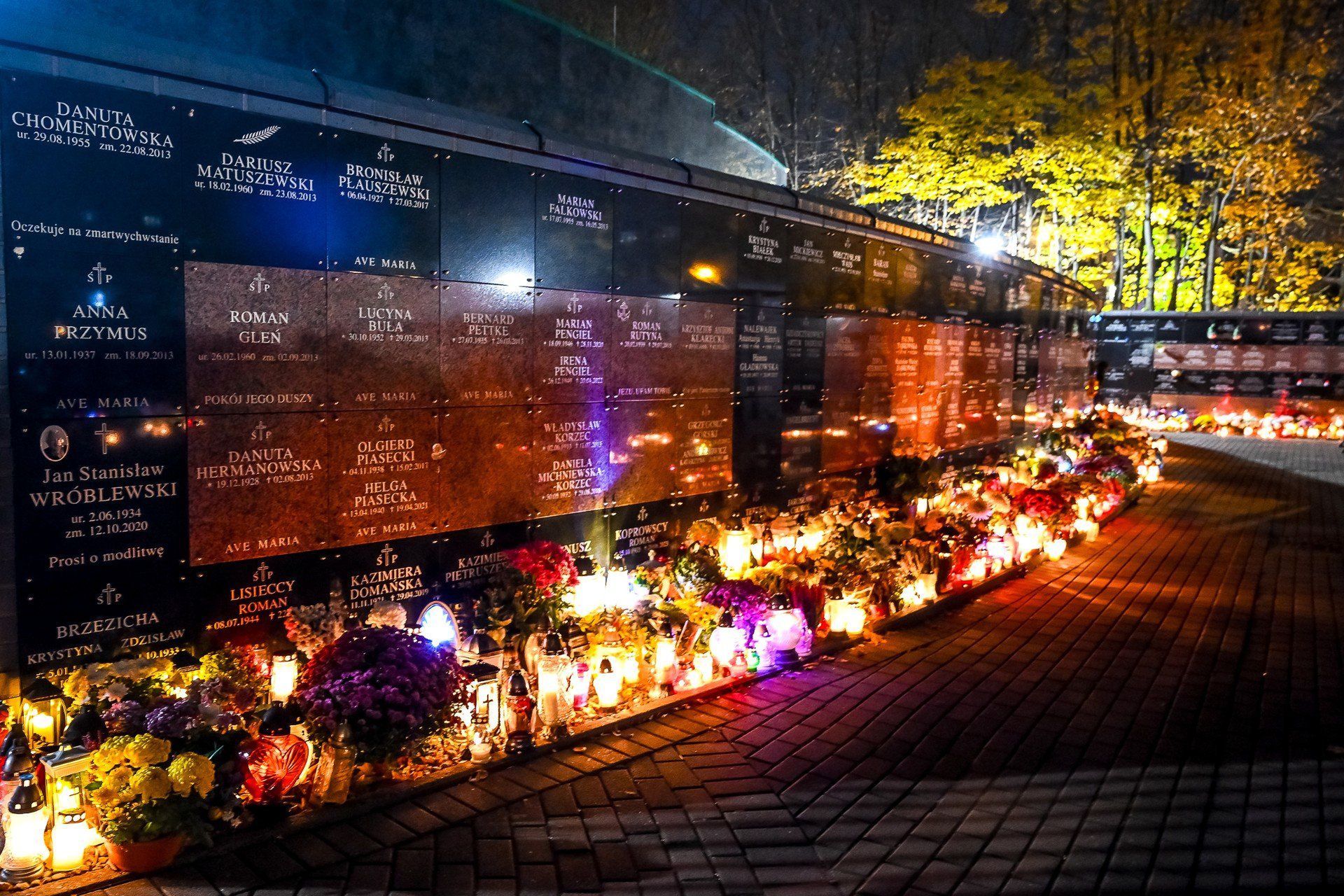 Wieczór na gdańskich cmentarzach. Tysiące zniczy rozświetla czas zadumy
