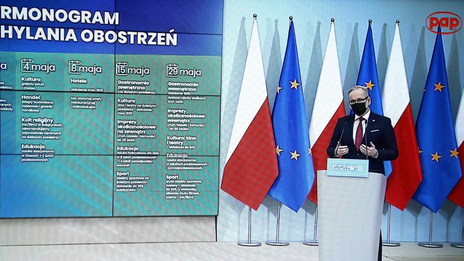 Warszawa, 28.04.2021. Koronawirus w Polsce. Minister zdrowia Adam Niedzielski podczas konferencji prasowej z udziałem premiera w KPRM w Warszawie, transmitowanej przez serwis pap.pl, 28 bm. Spotkanie dotyczyło luzowania obostrzeń w związku z pandemią koronawirusa. Premier Mateusz Morawiecki zapowiedział m.in. otwarcie galerii handlowych, budowalnych, meblowych od 4 maja. (kf) PAP/Rafał Guz