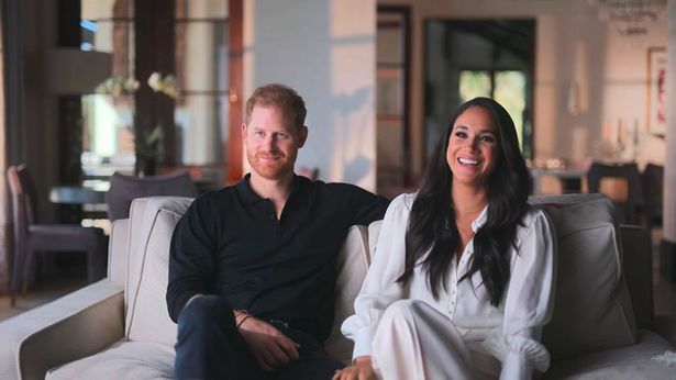 Meghan parodiuje "dyganie przed królową", a Harry obserwuje ją z niesmakiem. Internauci nie mają wątpliwości