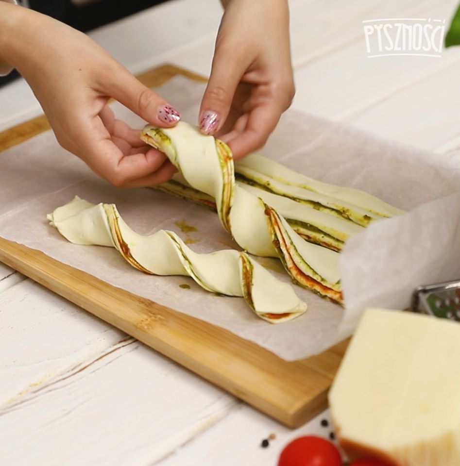 Paluchy z ciasta francuskiego z pesto- Pyszności