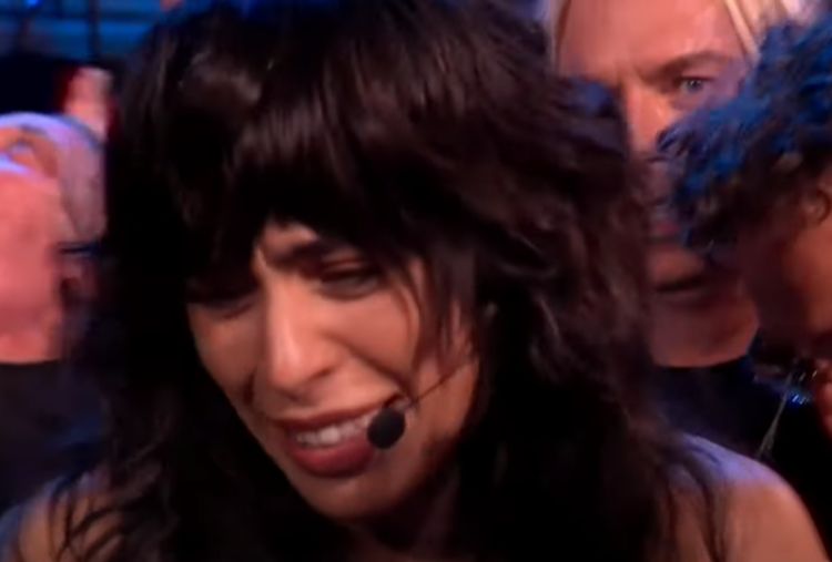 Loreen i jej mikrofon podczas ogłaszania zwycięstwa w Eurowizji 2023