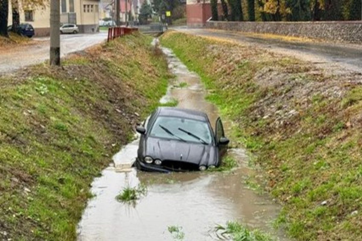 Jaguar w rowie. Tak się tłumaczył kierowca. Miał coś na sumieniu