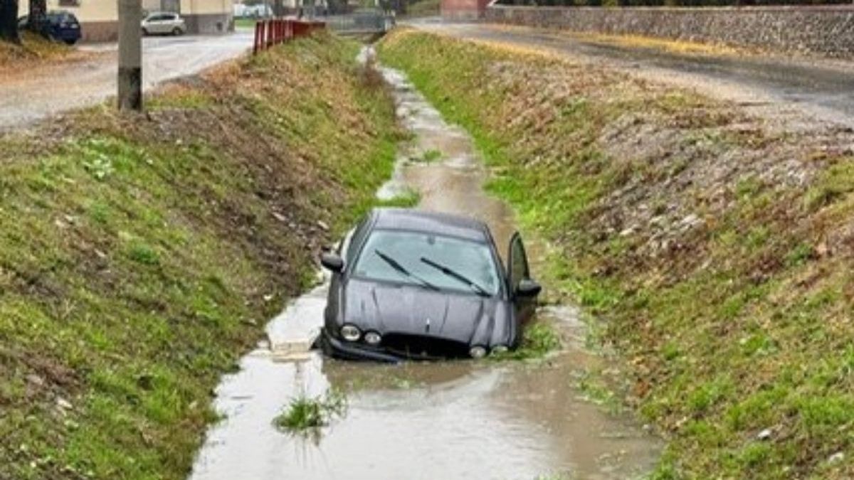 Wjechał jaguarem do rowu. Miał blisko 2 promile alkoholu