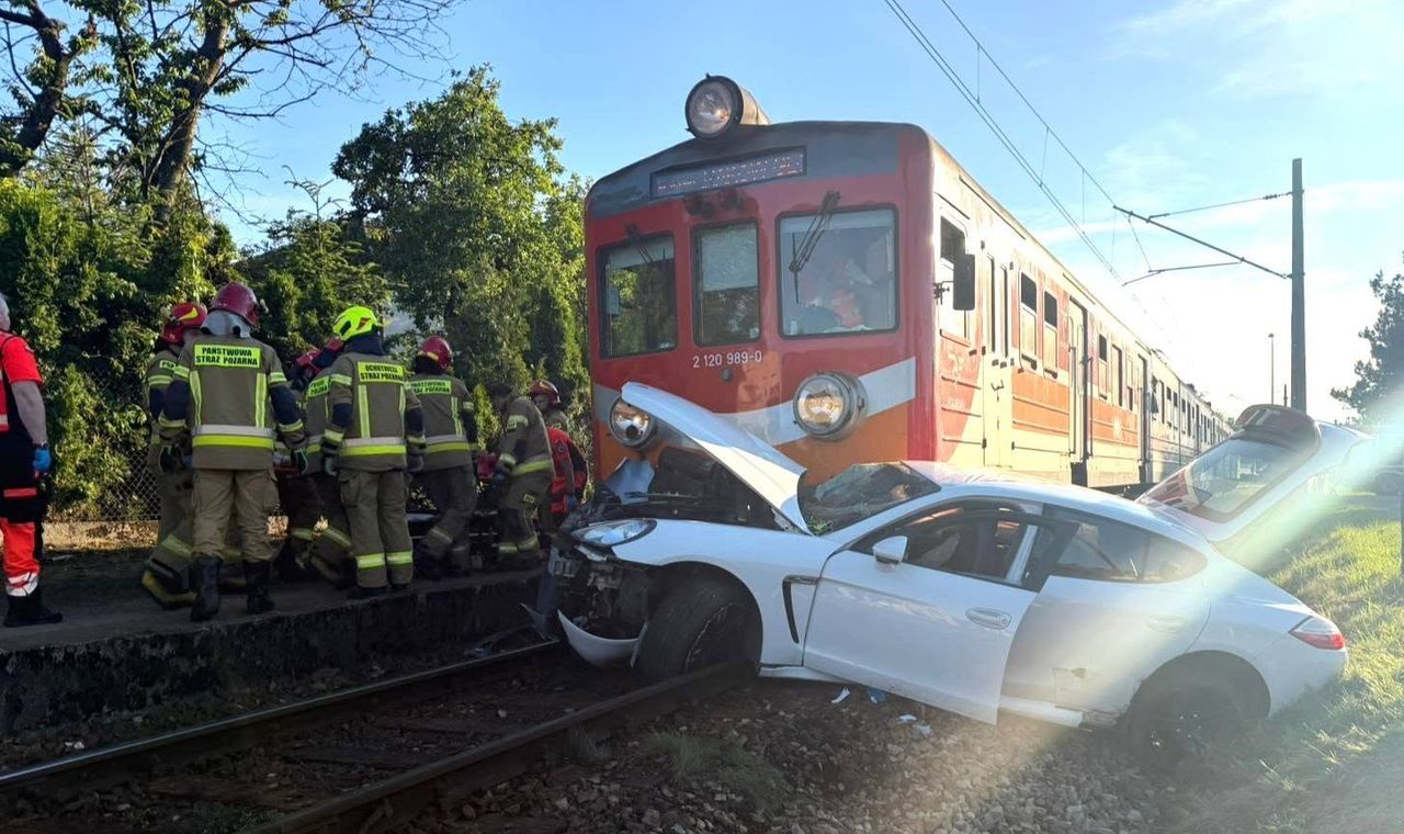 Porsche wjechało prosto pod pociąg. Za kółkiem 69-latek