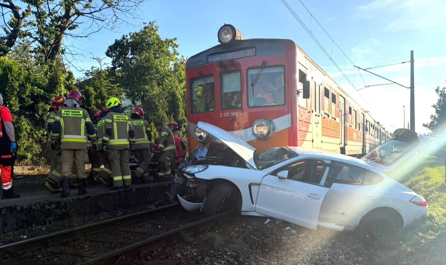 Porsche wjechało prosto pod pociąg. Za kółkiem 69-latek