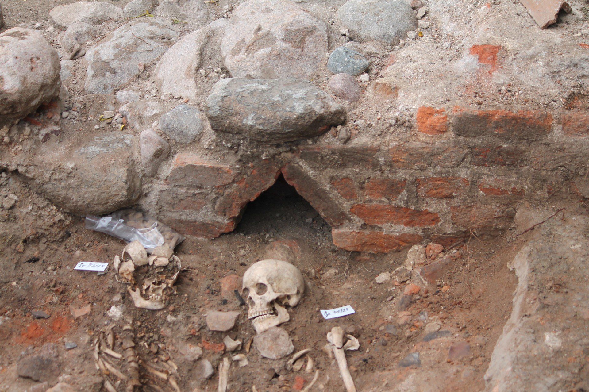 Nisza, którą archeolodzy odsłonili przed świętem Torunia.