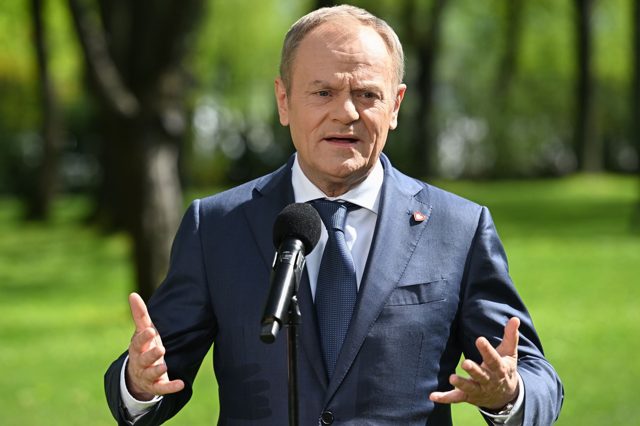 Warszawa, 09.04.2024. Premier Donald Tusk podczas konferencji prasowej po posiedzeniu rządu przed siedzibą KPRM w Warszawie, 9 bm. Rząd przyjął projekt ustawy o wspieraniu rodziców w aktywności zawodowej oraz w wychowaniu małego dziecka "Aktywny rodzic". (jm) PAP/Radek Pietruszka