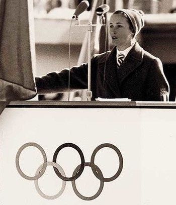 Przysięgę olimpijską, pierwszy raz w historii, złożyła w imieniu sportowców kobieta - Giuliana Minuzzo fot. domena publiczna