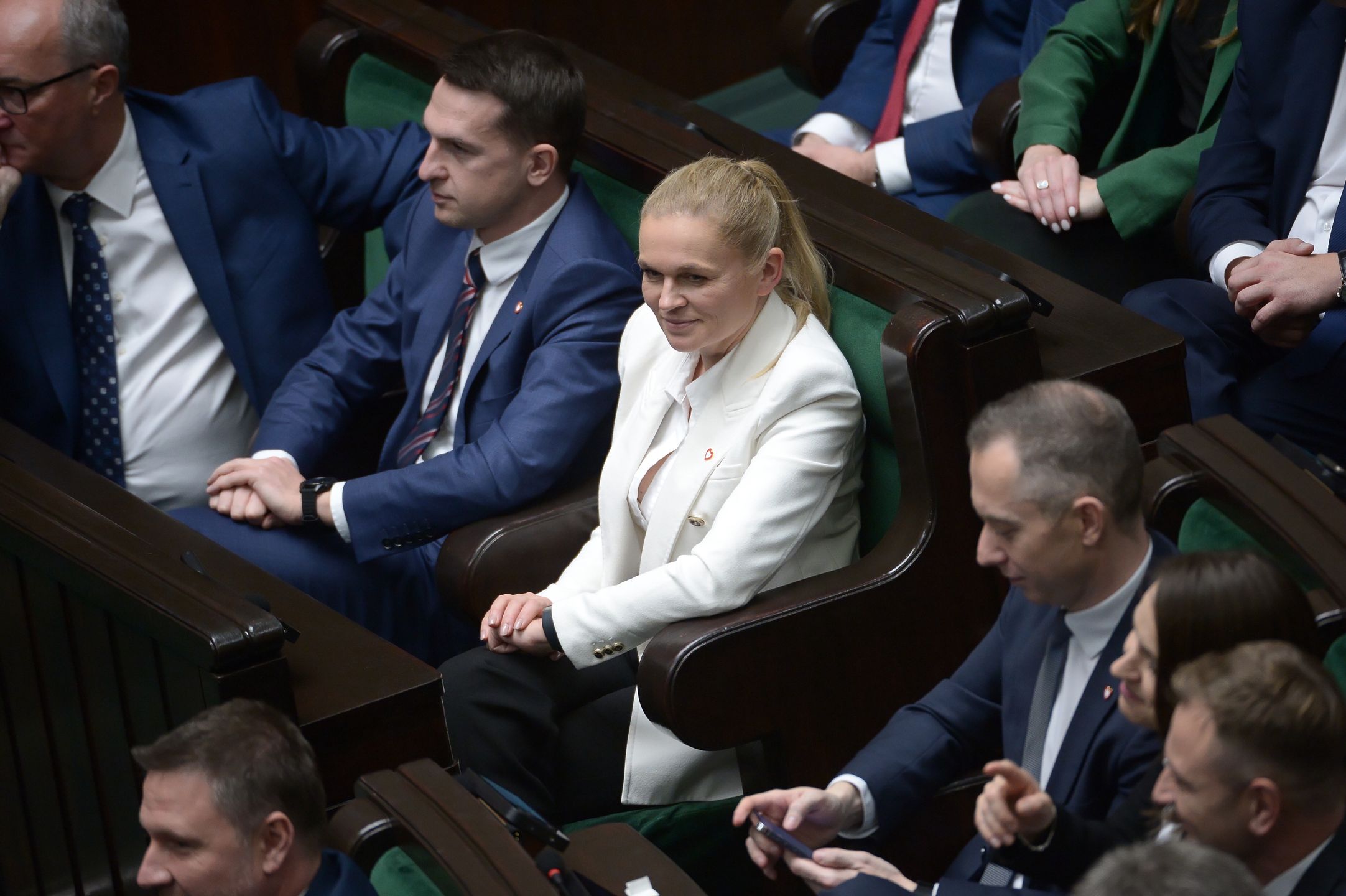 Warszawa, 12.12.2023. Posłanka KO Barbara Nowacka (C) na sali obrad Sejmu w Warszawie, 12 bm. Premier Donald Tusk zaprezentował w Sejmie program działania oraz skład gabinetu, wraz z wnioskiem w sprawie wyboru Rady Ministrów. (amb) PAP/Marcin Obara