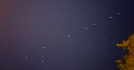 Kolejna noc z „kosmicznym pociągiem”. O której godzinie przelot satelitów Starlink?