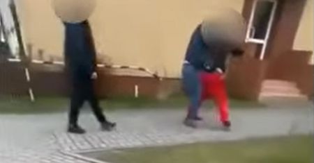Wstrząsające sceny. Samosąd pod szkołą w Grodkowie. "Wszyscy oburzeni"