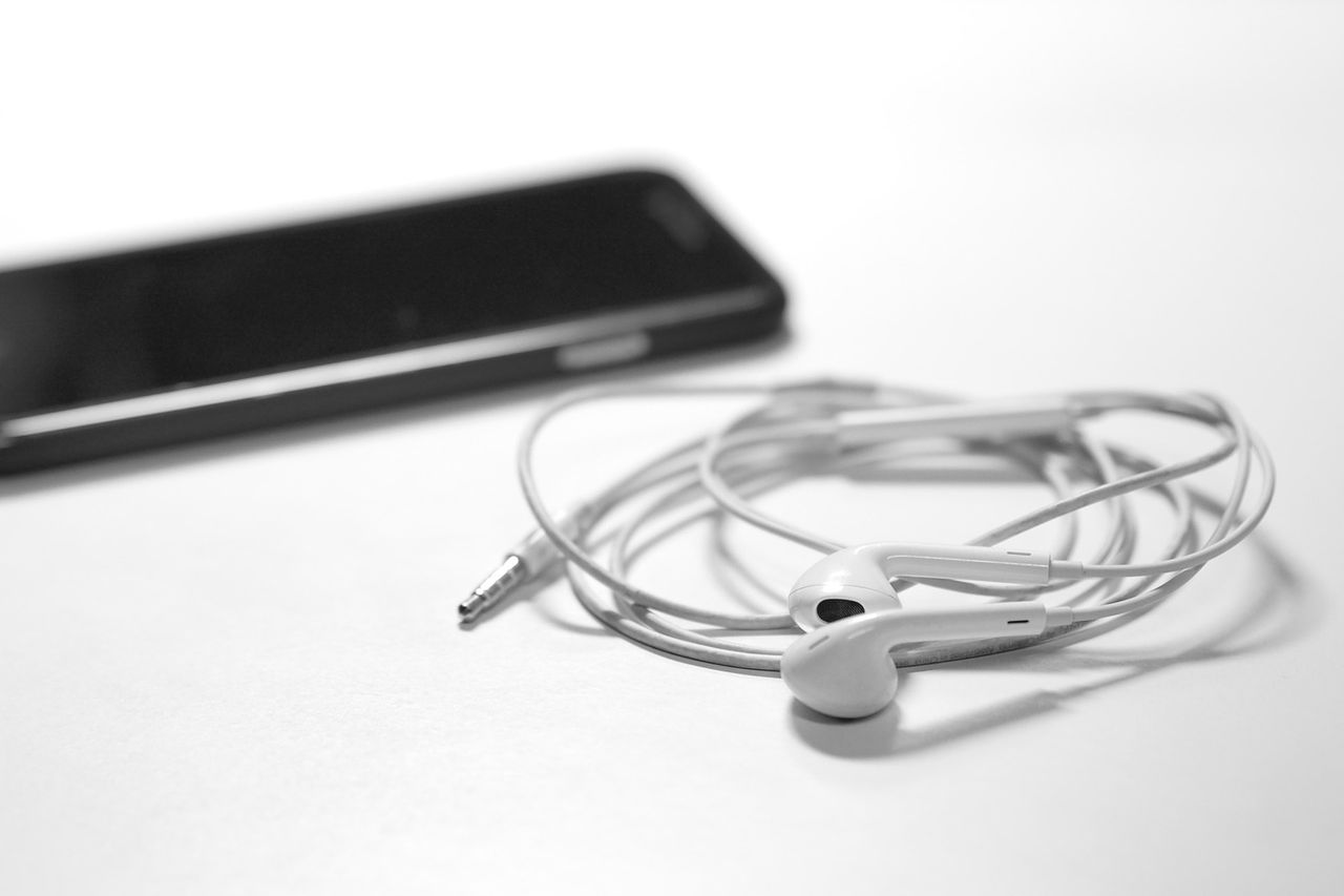 W nowych iPhone'ach słuchawki z minijackiem podłączymy po wydaniu 49 zł