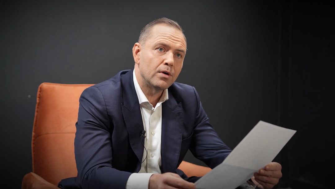 Nawrocki pokazał listy. Są wątpliwości co do dat