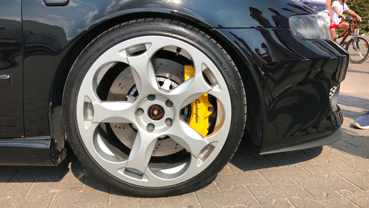 Felgi dziś są ogromne, ale rozstaw śrub często przez lata się nie zmienia, co umożliwia montaż nowoczesnego koła do kilkunastoletniego samochodu.