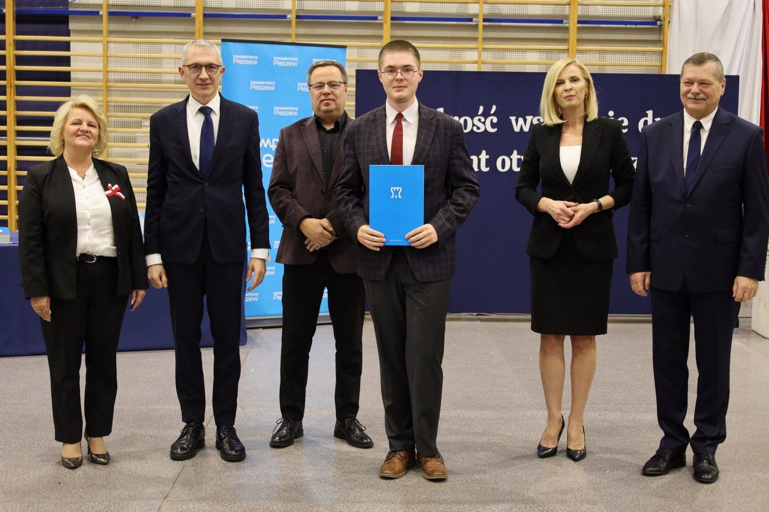 Tylu zdolnych w historii Miasta i Gminy Pleszew jeszcze nie było! Dokładnie 383 osoby otrzymały w piątek, 7 listopada 2025 roku stypendia burmistrza Miasta i Gminy Pleszew dla najzdolniejszych uczniów szkół podstawowych oraz ponadpodstawowych. To powód do dumy nie tylko dla rodziców, ale również dla władz miasta, które nie ukrywają, że są najlepiej zainwestowane publiczne pieniądze