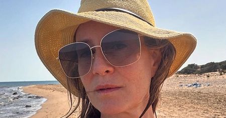 Maja Ostaszewska hasa brzegiem morza, udostępniając zdjęcie TOPLESS. Tak celebrowała 52. urodziny