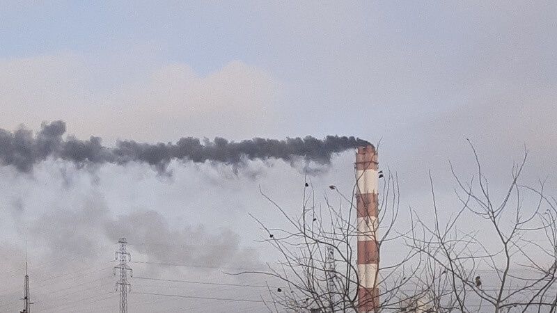 Czarny dym z komina elektrociepłowni Lublin-Wrotków