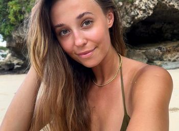 Włożyła wiązane bikini. Sznureczki "zrobiły robotę"